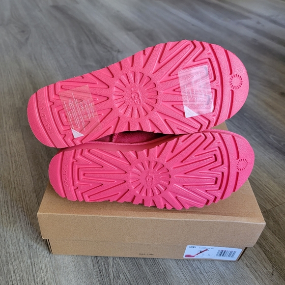 UGG Classic Ultra Mini Boot - Picture 8 of 9